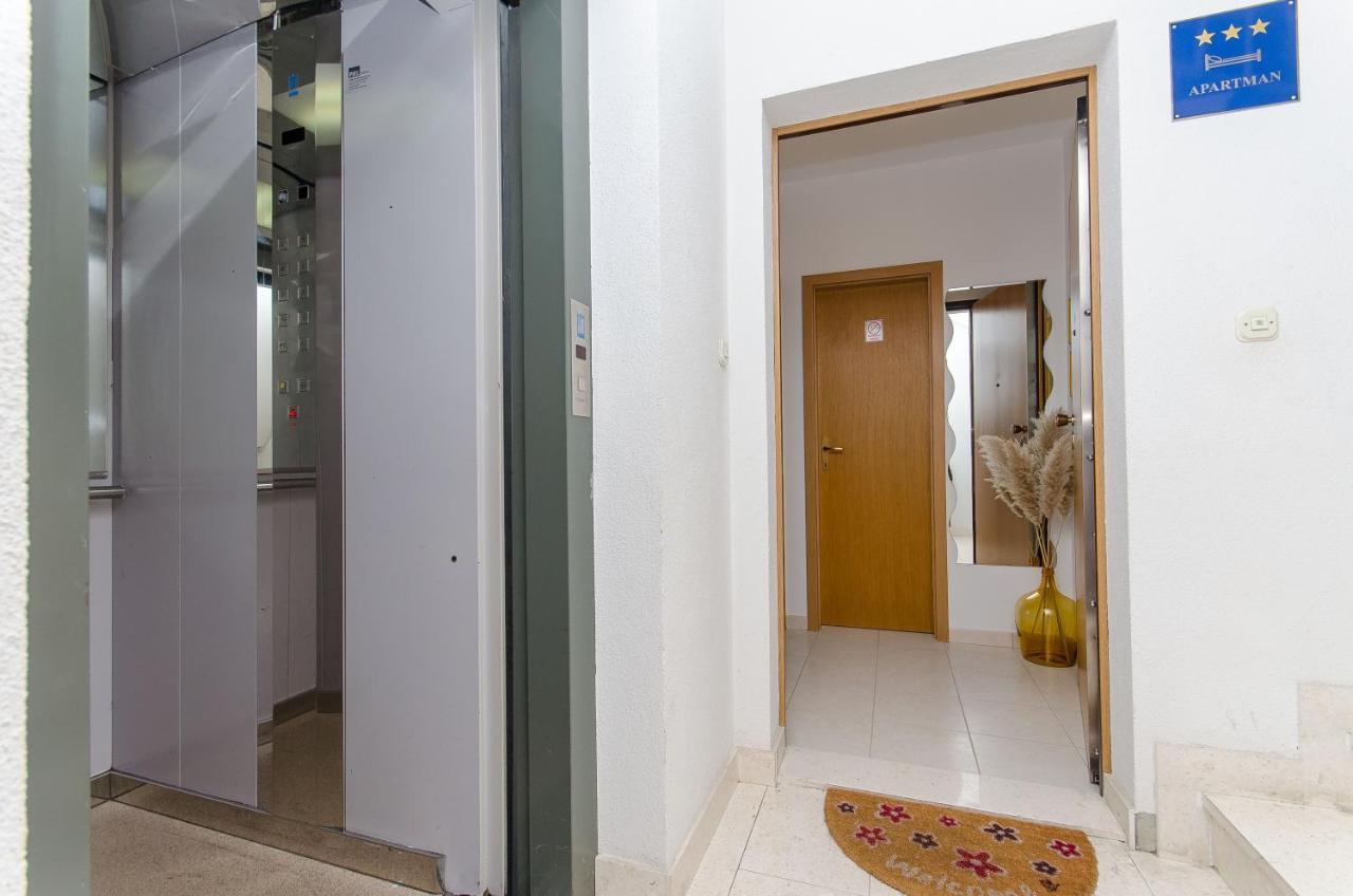 Spacious Apartment Smile With Terrace And Secure Garage Split Exterior photo